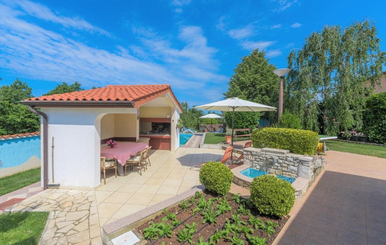 Villa Anita With Common Pool Vrvari Екстериор снимка