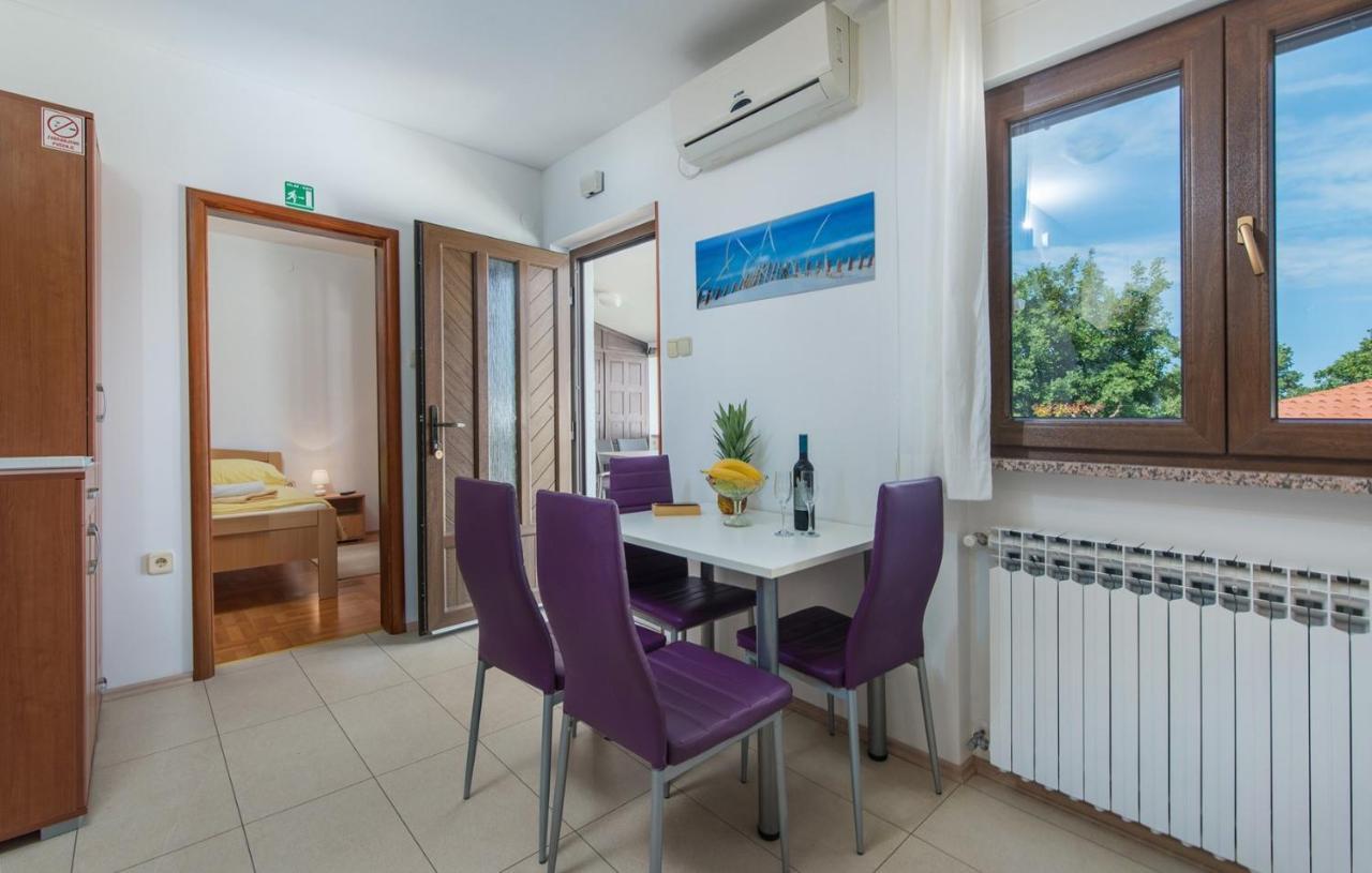 Villa Anita With Common Pool Vrvari Екстериор снимка