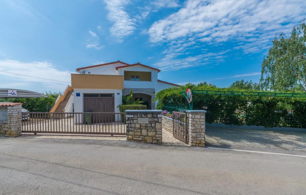 Villa Anita With Common Pool Vrvari Екстериор снимка