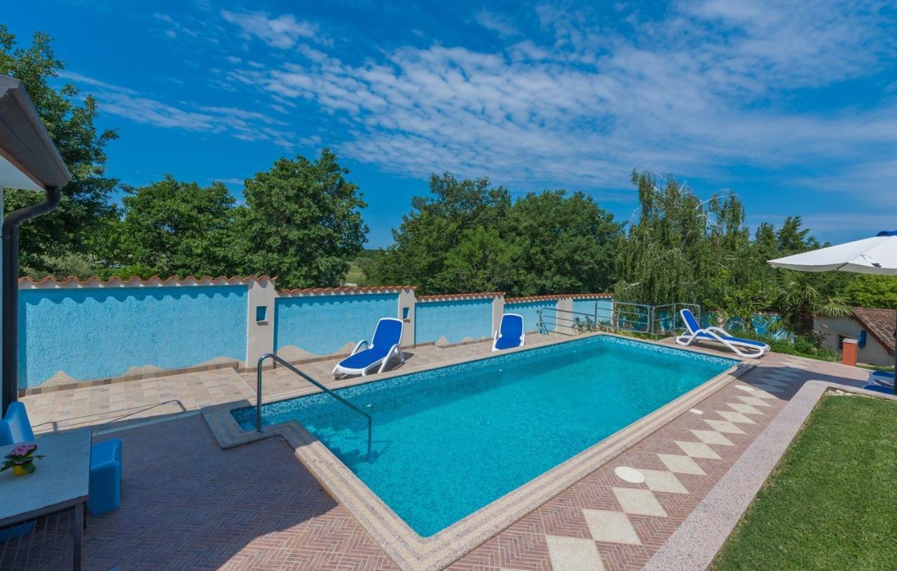 Villa Anita With Common Pool Vrvari Екстериор снимка