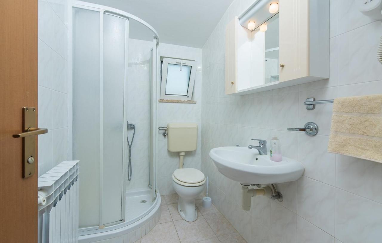 Villa Anita With Common Pool Vrvari Екстериор снимка