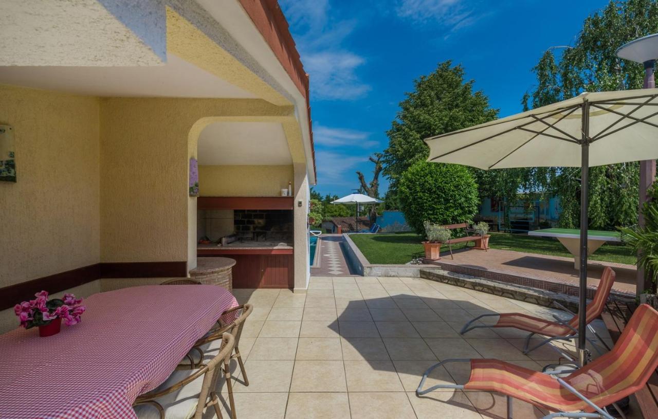 Villa Anita With Common Pool Vrvari Екстериор снимка
