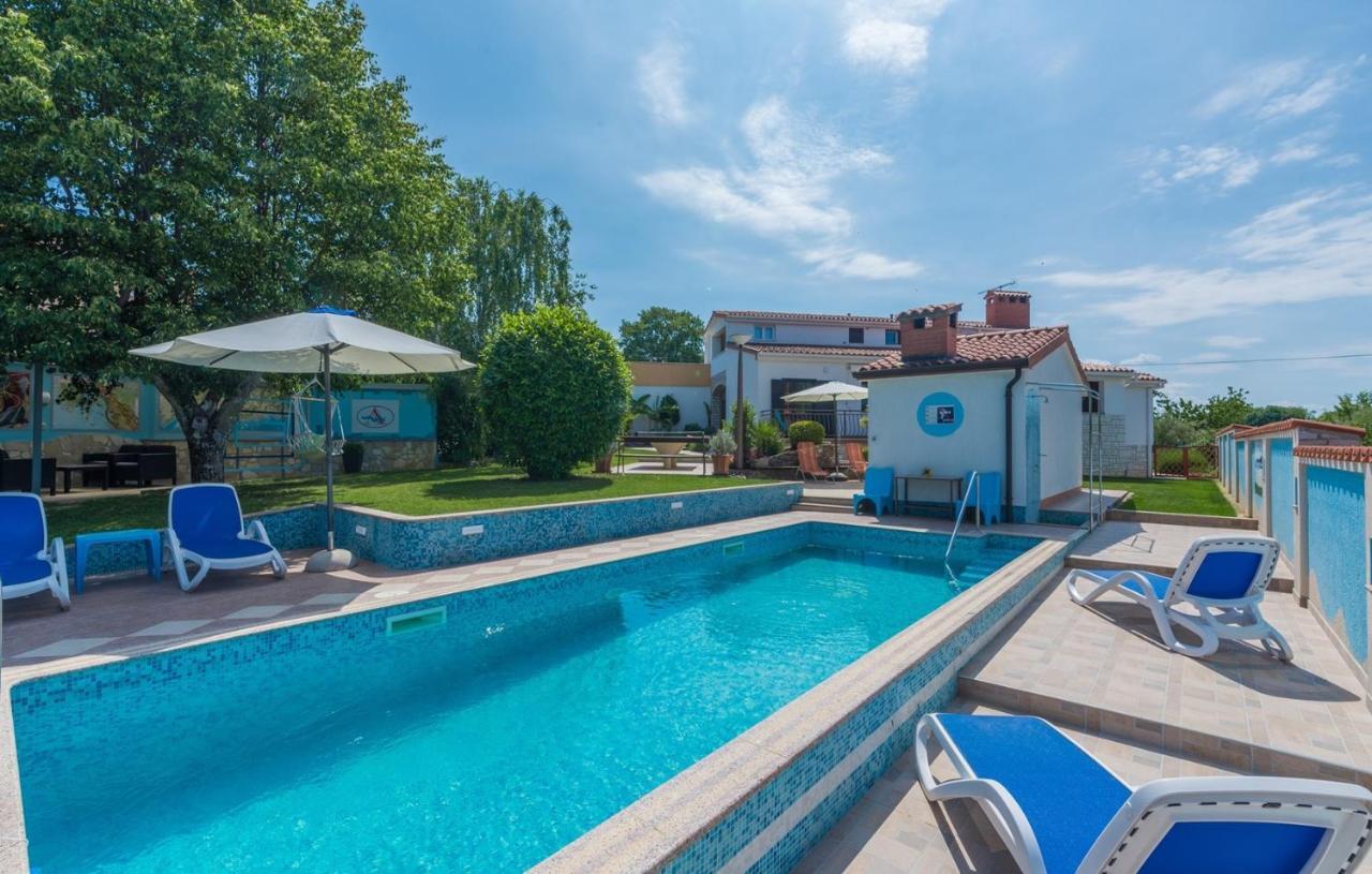 Villa Anita With Common Pool Vrvari Екстериор снимка