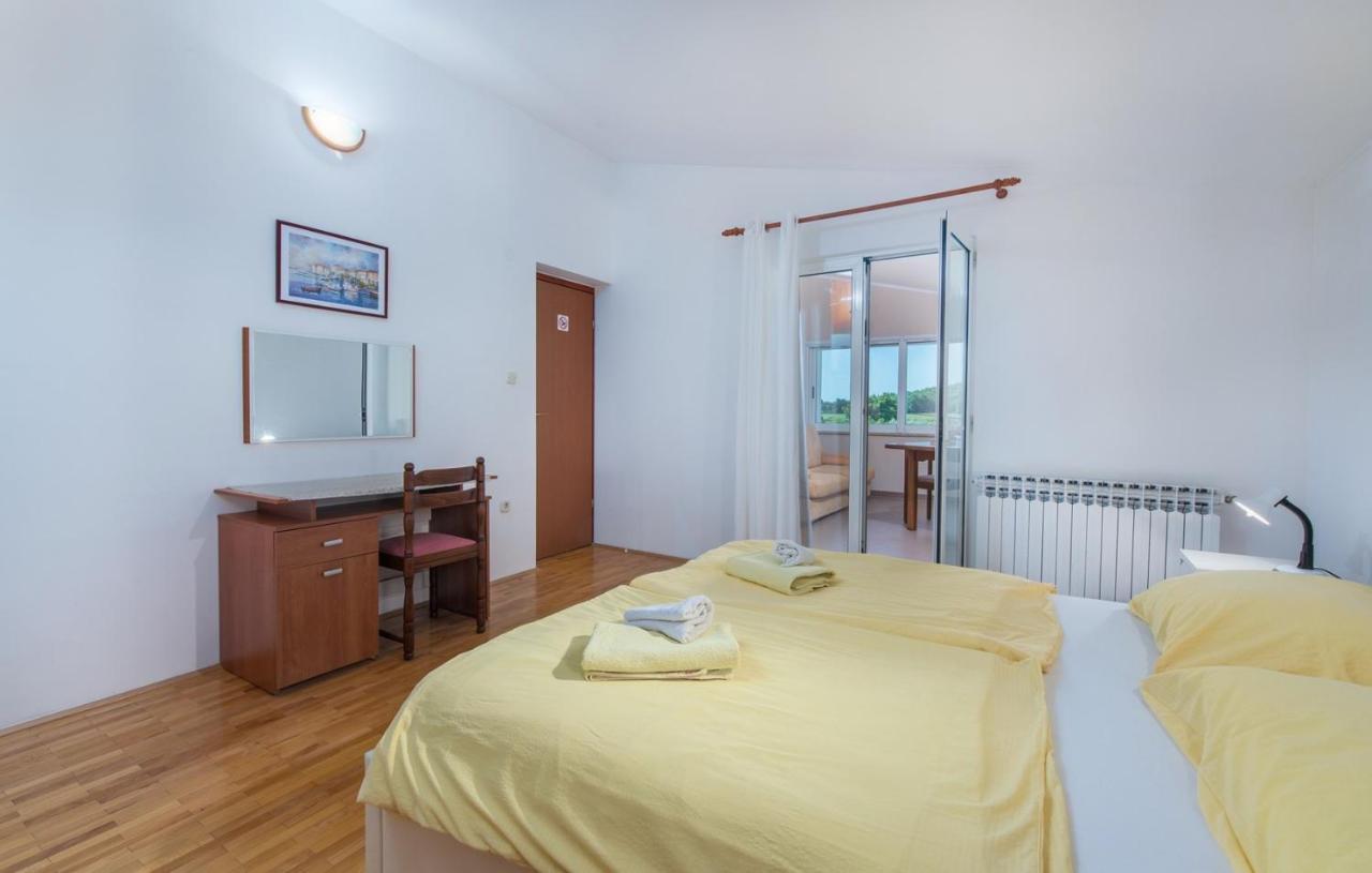 Villa Anita With Common Pool Vrvari Екстериор снимка