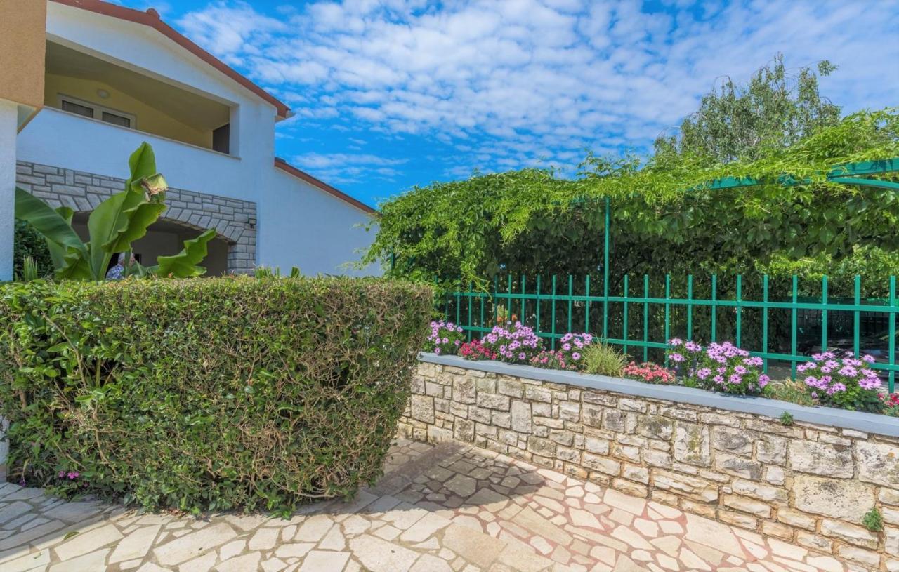 Villa Anita With Common Pool Vrvari Екстериор снимка