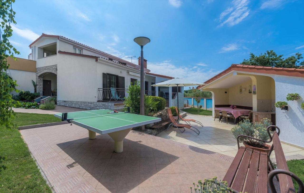 Villa Anita With Common Pool Vrvari Екстериор снимка