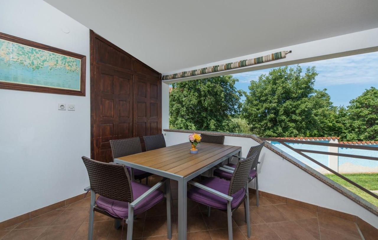 Villa Anita With Common Pool Vrvari Екстериор снимка