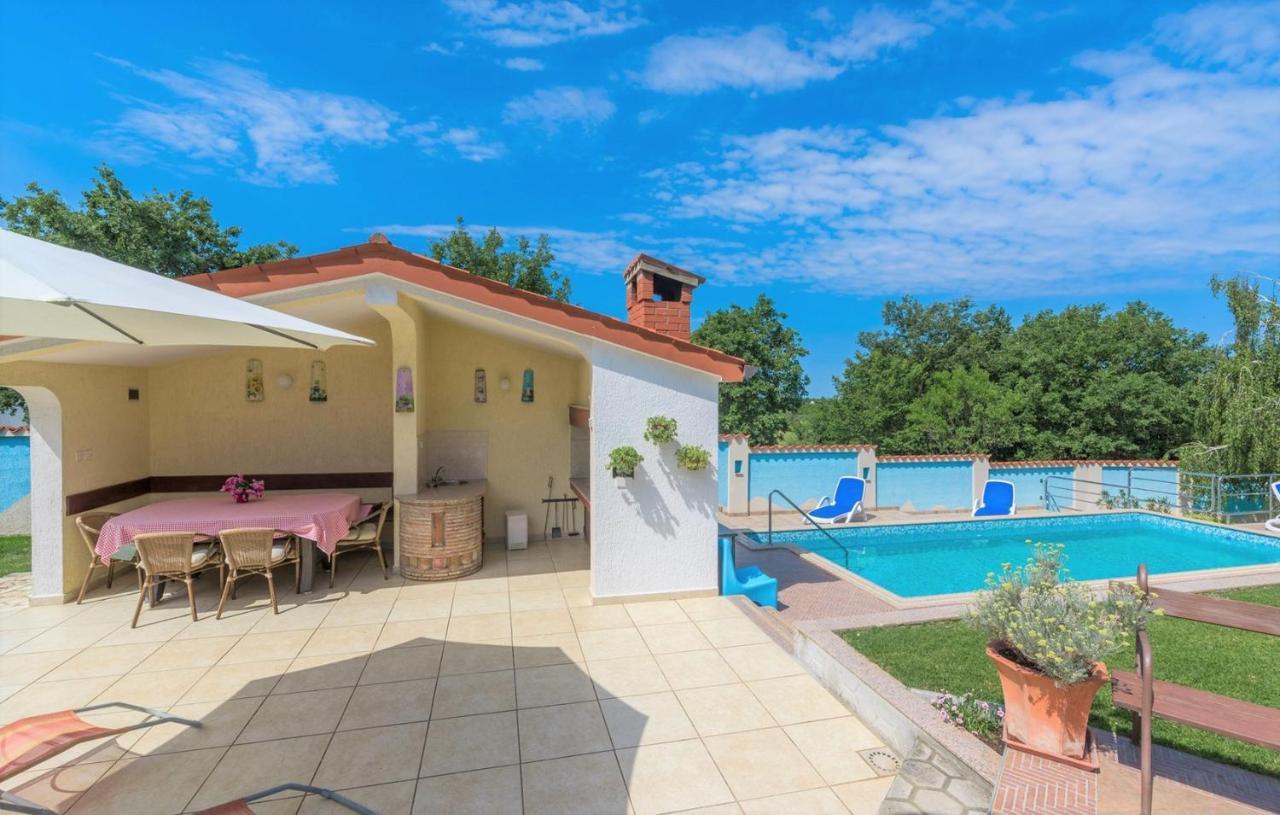 Villa Anita With Common Pool Vrvari Екстериор снимка