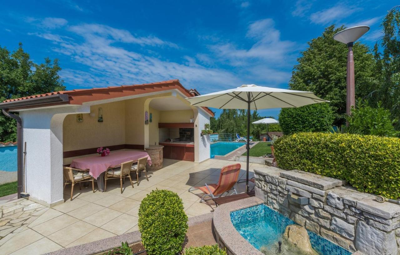 Villa Anita With Common Pool Vrvari Екстериор снимка