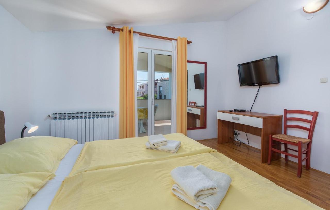 Villa Anita With Common Pool Vrvari Екстериор снимка