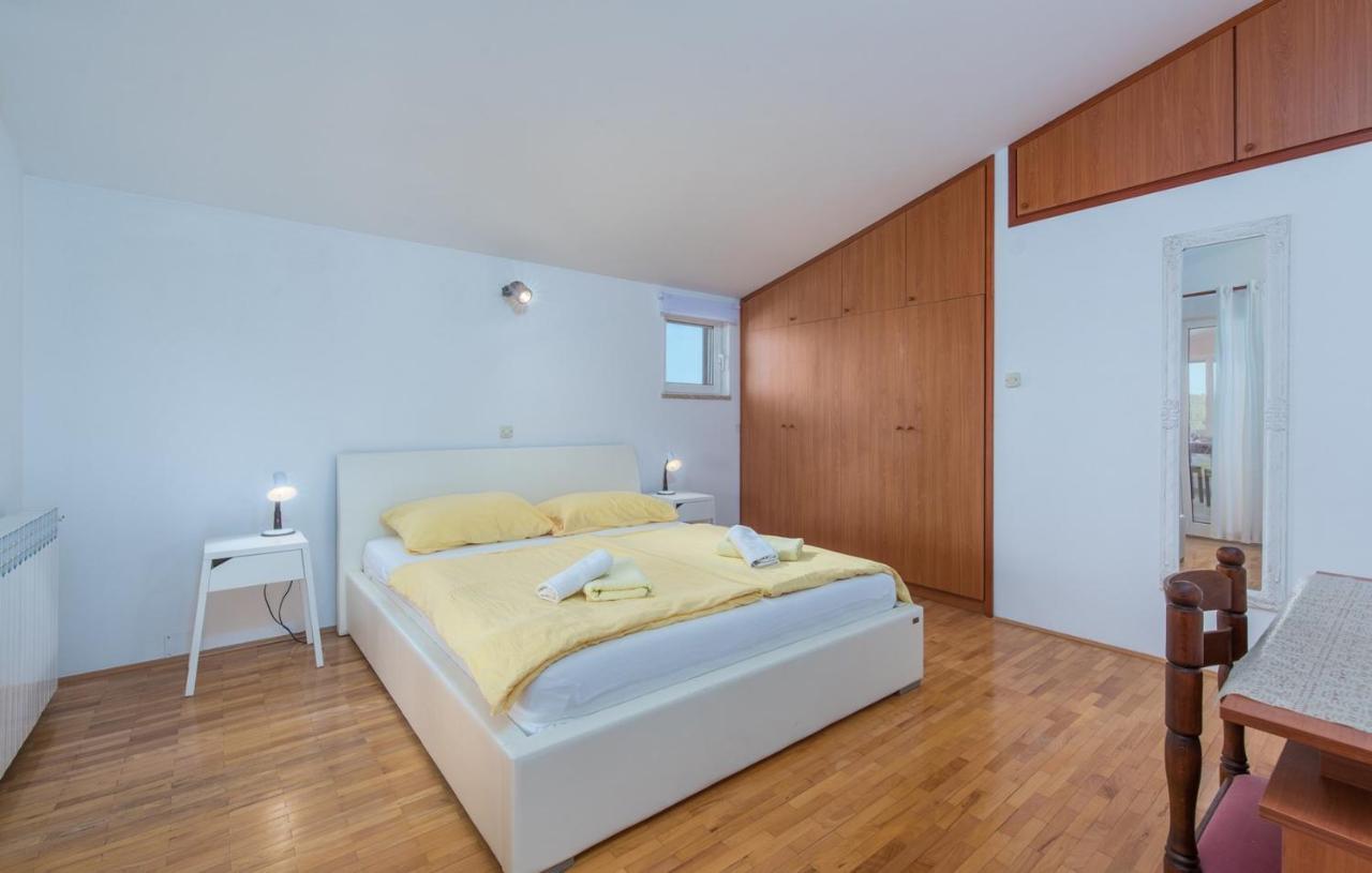 Villa Anita With Common Pool Vrvari Екстериор снимка