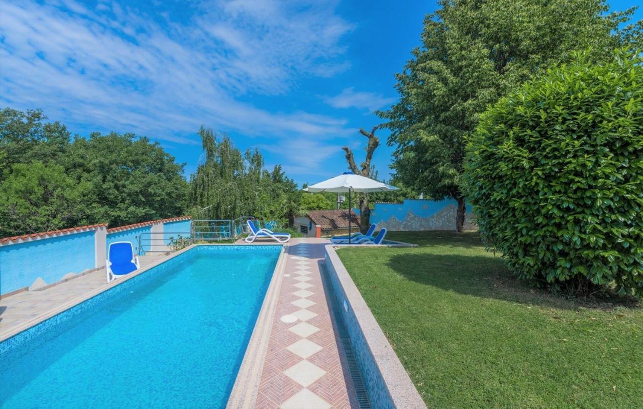 Villa Anita With Common Pool Vrvari Екстериор снимка