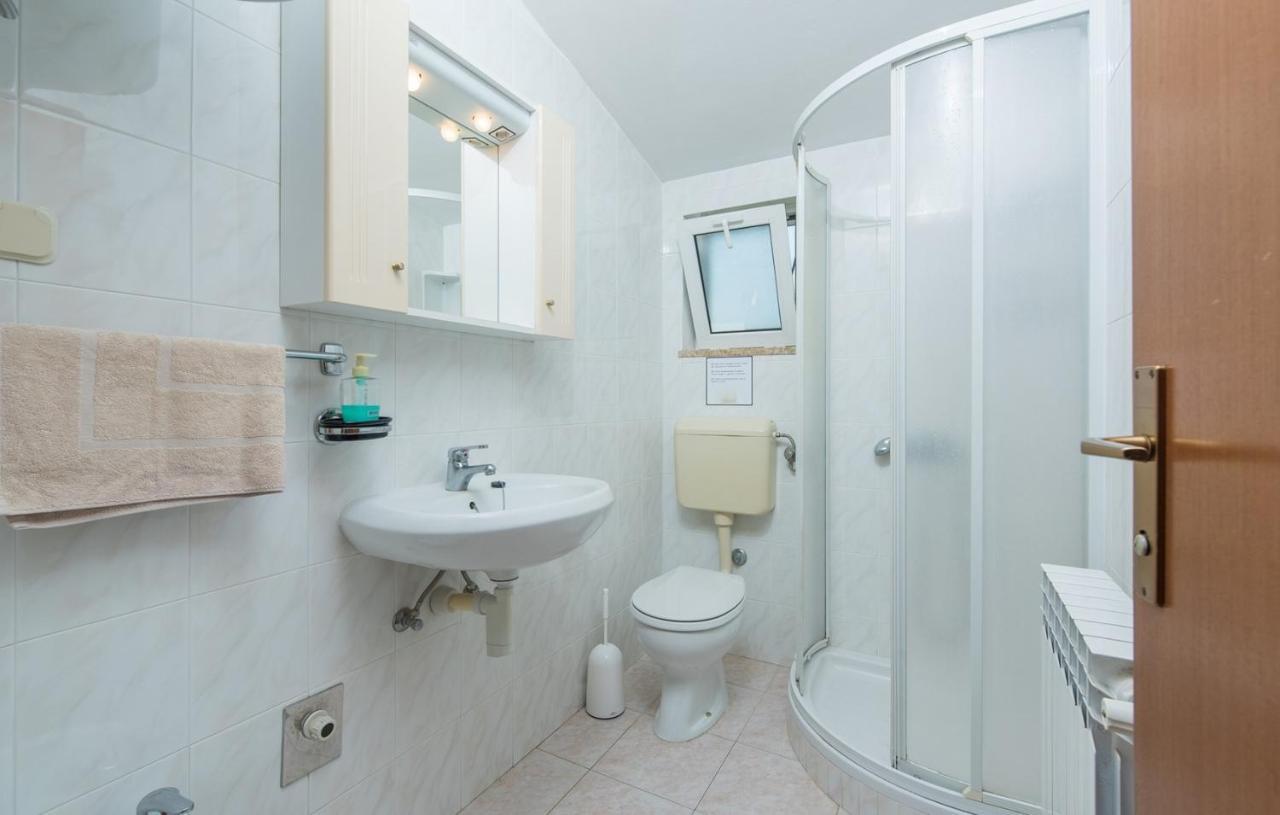 Villa Anita With Common Pool Vrvari Екстериор снимка