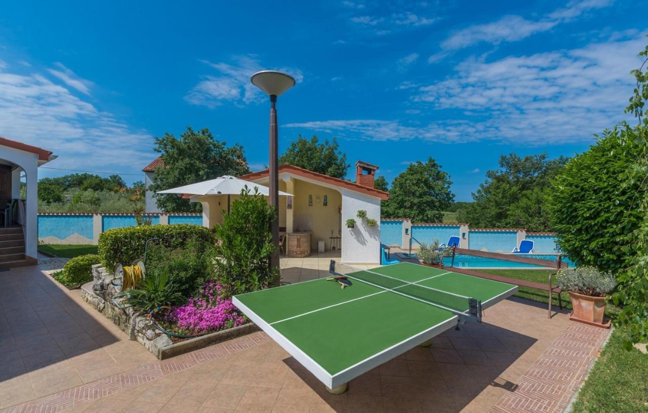 Villa Anita With Common Pool Vrvari Екстериор снимка